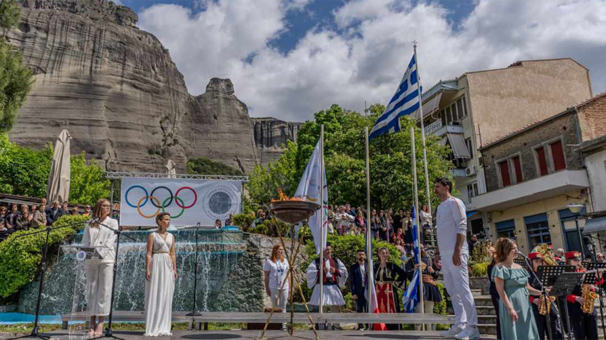 Η Καλαμπάκα υποδέχθηκε σήμερα την Ολυμπιακή Φλόγα - Δείτε φωτογραφίες
