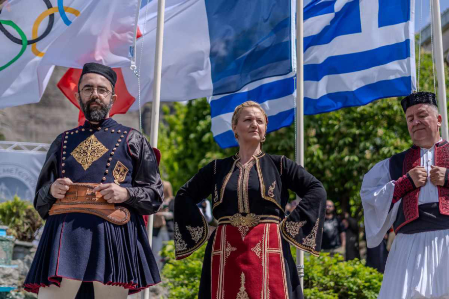 Η Καλαμπάκα υποδέχθηκε σήμερα την Ολυμπιακή Φλόγα - Δείτε φωτογραφίες