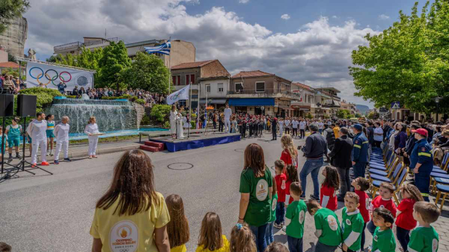 Η Καλαμπάκα υποδέχθηκε σήμερα την Ολυμπιακή Φλόγα - Δείτε φωτογραφίες