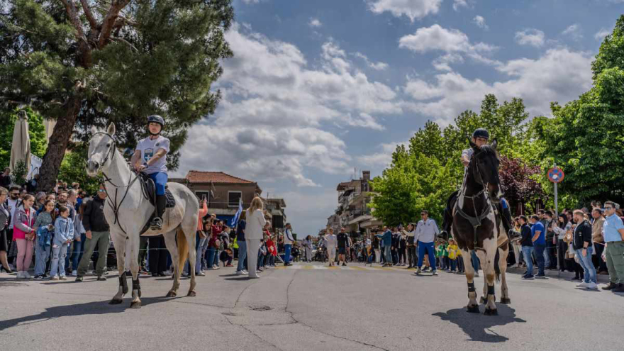 Η Καλαμπάκα υποδέχθηκε σήμερα την Ολυμπιακή Φλόγα - Δείτε φωτογραφίες
