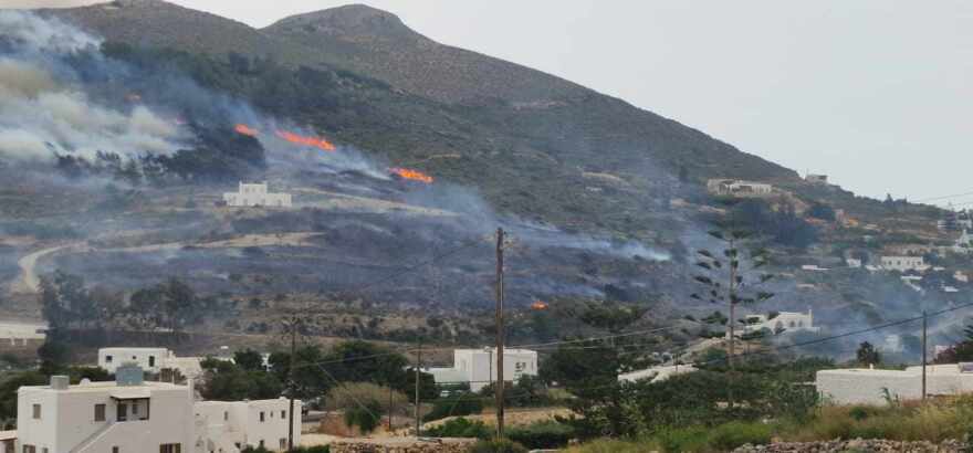 Καλύτερη η εικόνα από τη φωτιά στην Πάρο - Έκαιγε κοντά σε σπίτια, μήνυμα από το 112