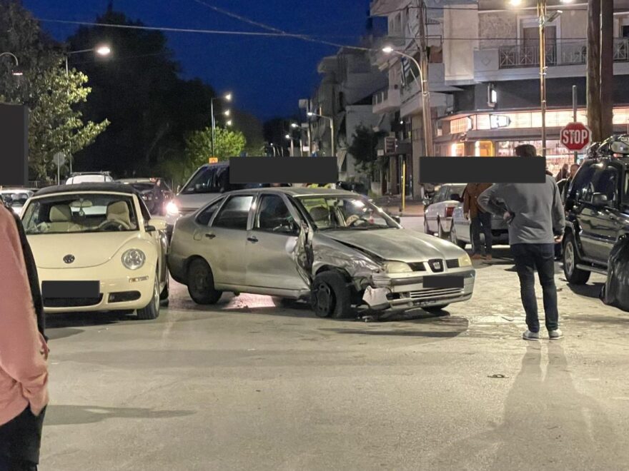 Λάρισα: Καραμπόλα 5 αυτοκινήτων - Τραυματίστηκε 15χρονος που βρισκόταν ανάμεσά τους (φωτογραφίες)
