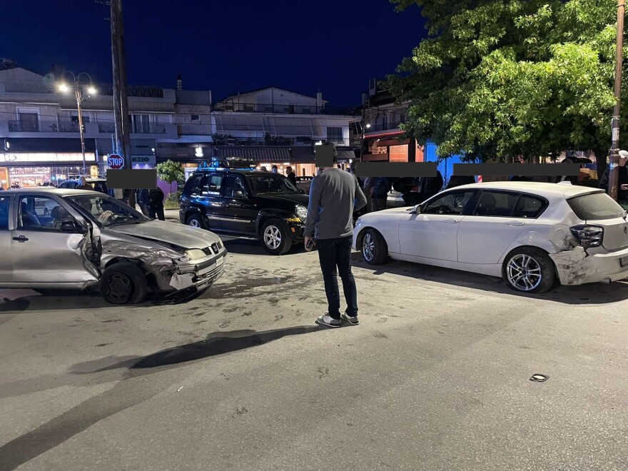 Λάρισα: Καραμπόλα 5 αυτοκινήτων - Τραυματίστηκε 15χρονος που βρισκόταν ανάμεσά τους (φωτογραφίες)
