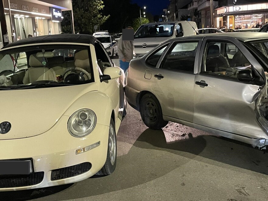 Λάρισα: Καραμπόλα 5 αυτοκινήτων - Τραυματίστηκε 15χρονος που βρισκόταν ανάμεσά τους (φωτογραφίες)