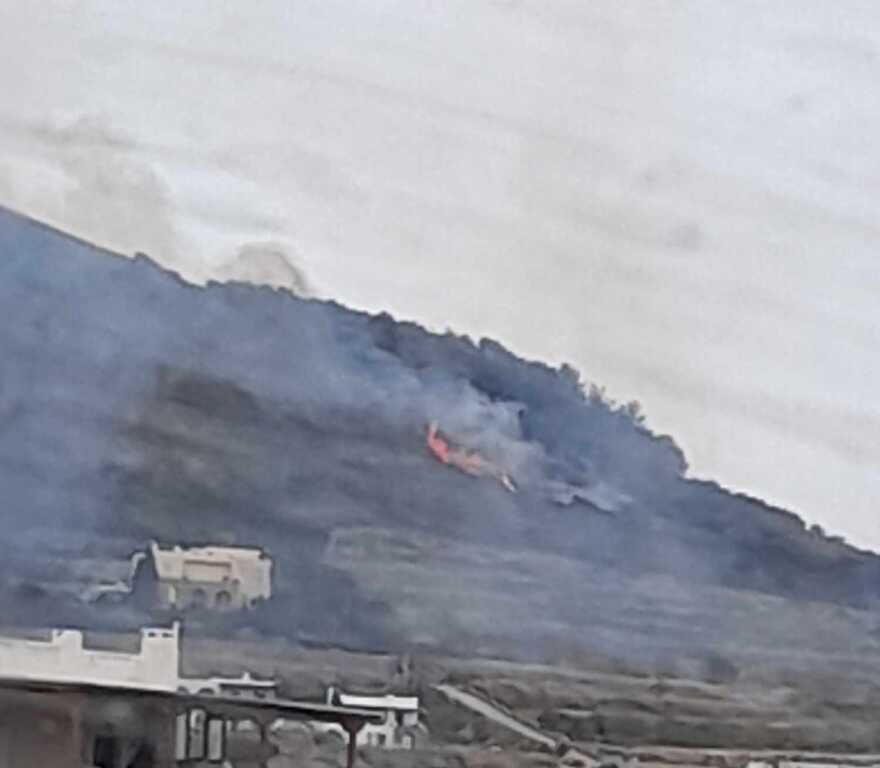 Καλύτερη η εικόνα από τη φωτιά στην Πάρο - Έκαιγε κοντά σε σπίτια, μήνυμα από το 112