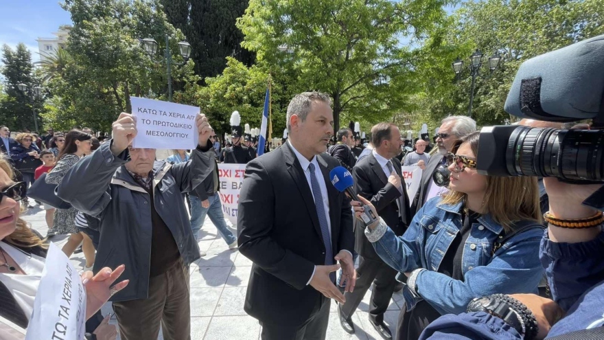 Συγκέντρωση στην Πλατεία Συντάγματος κατά της υποβάθμισης του Πρωτοδικείου Μεσολογγίου