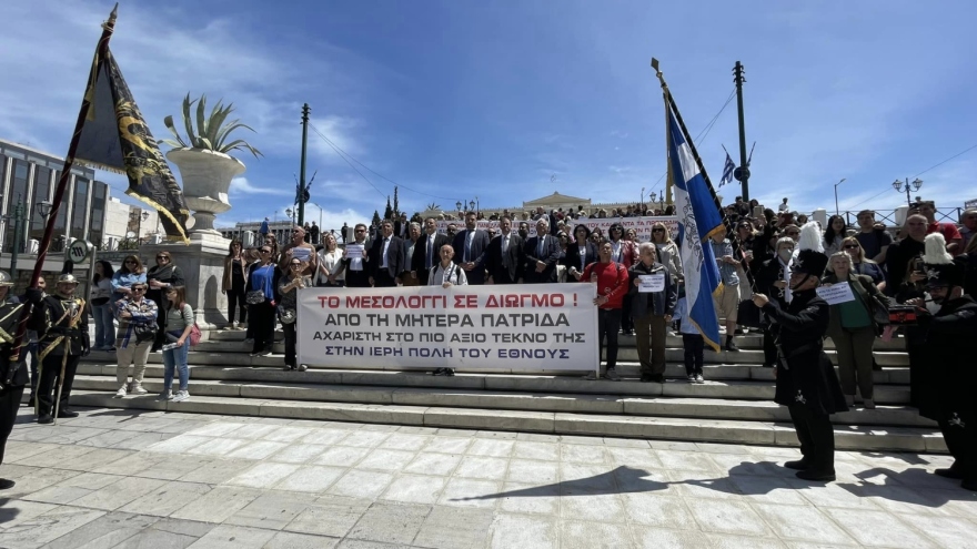 Συγκέντρωση στην Πλατεία Συντάγματος κατά της υποβάθμισης του Πρωτοδικείου Μεσολογγίου