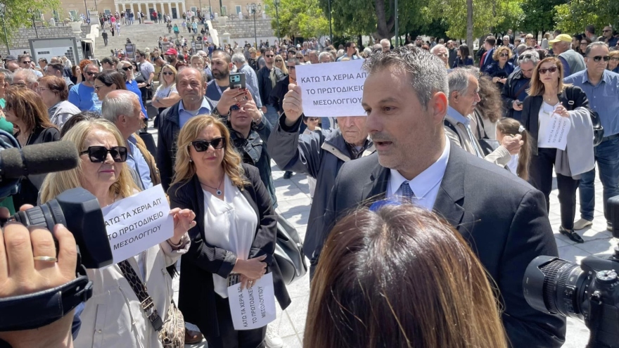 Συγκέντρωση στην Πλατεία Συντάγματος κατά της υποβάθμισης του Πρωτοδικείου Μεσολογγίου