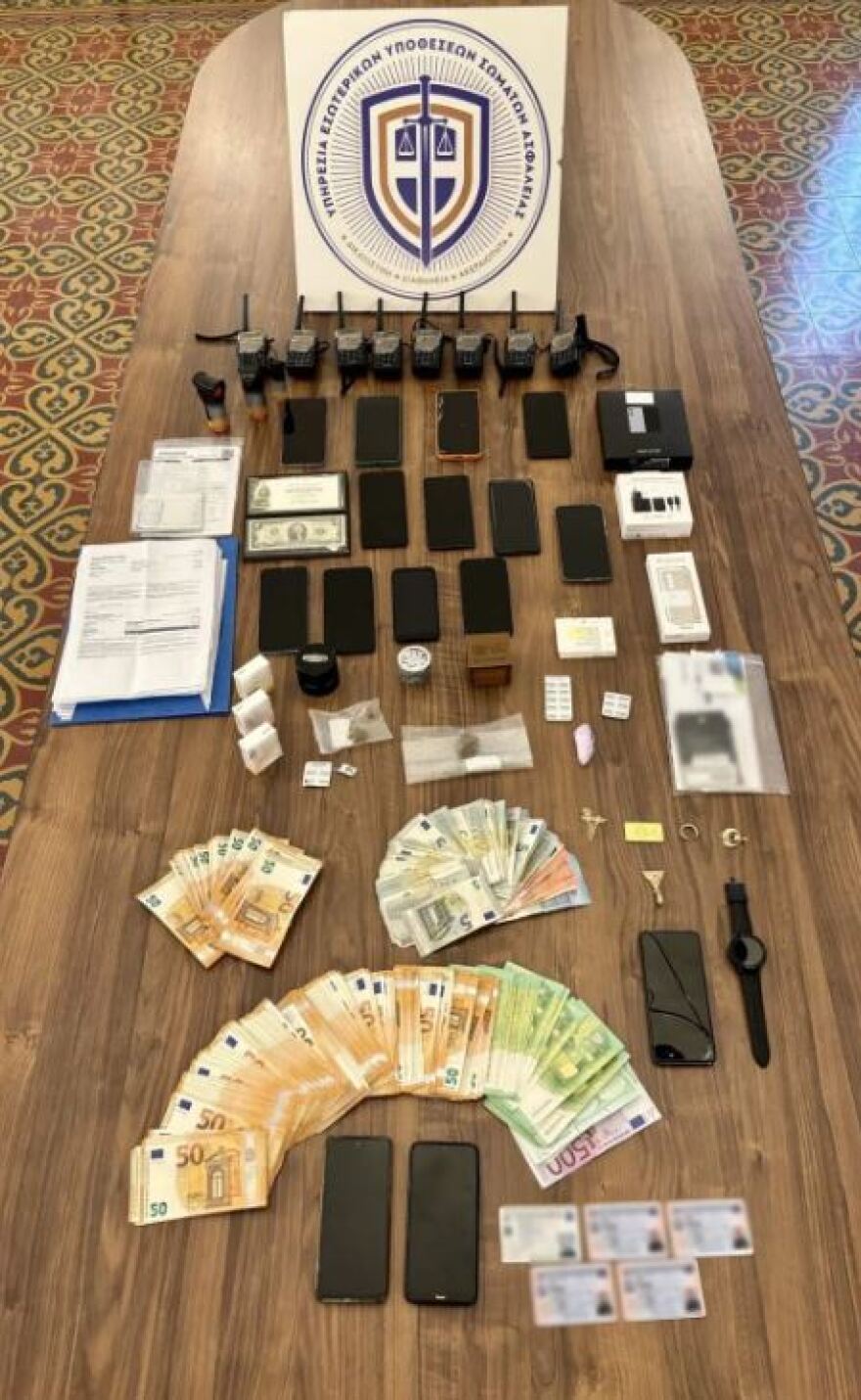 Σωφρονιστικός υπάλληλος και κρατούμενοι διακινούσαν ναρκωτικά και κινητά στις φυλακές νέων Αυλώνα