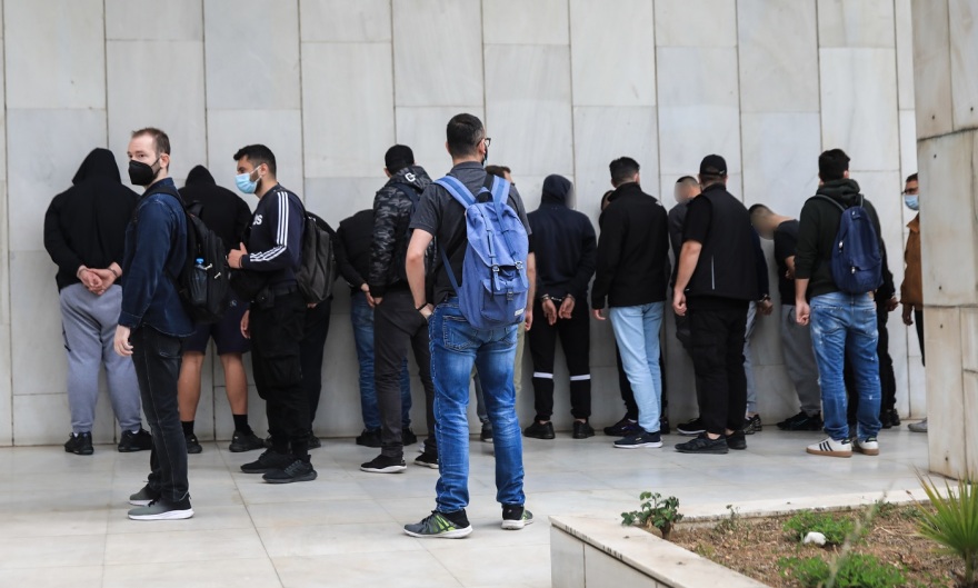 «Τα παιδιά μας είναι αθώα, δεν έχουν κάνει τίποτα» λένε μητέρες συλληφθέντων για τη δολοφονία Λυγγερίδη