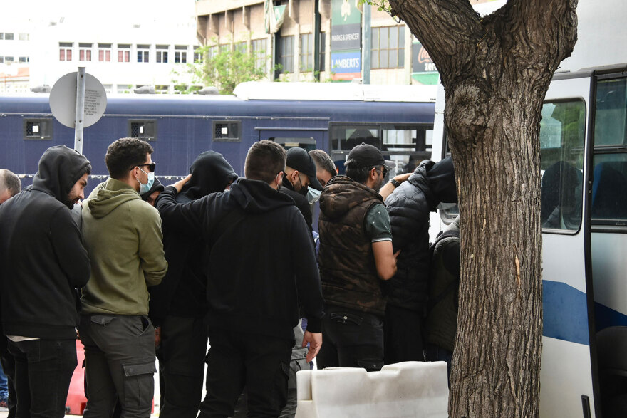 «Τα παιδιά μας είναι αθώα, δεν έχουν κάνει τίποτα» λένε μητέρες συλληφθέντων για τη δολοφονία Λυγγερίδη