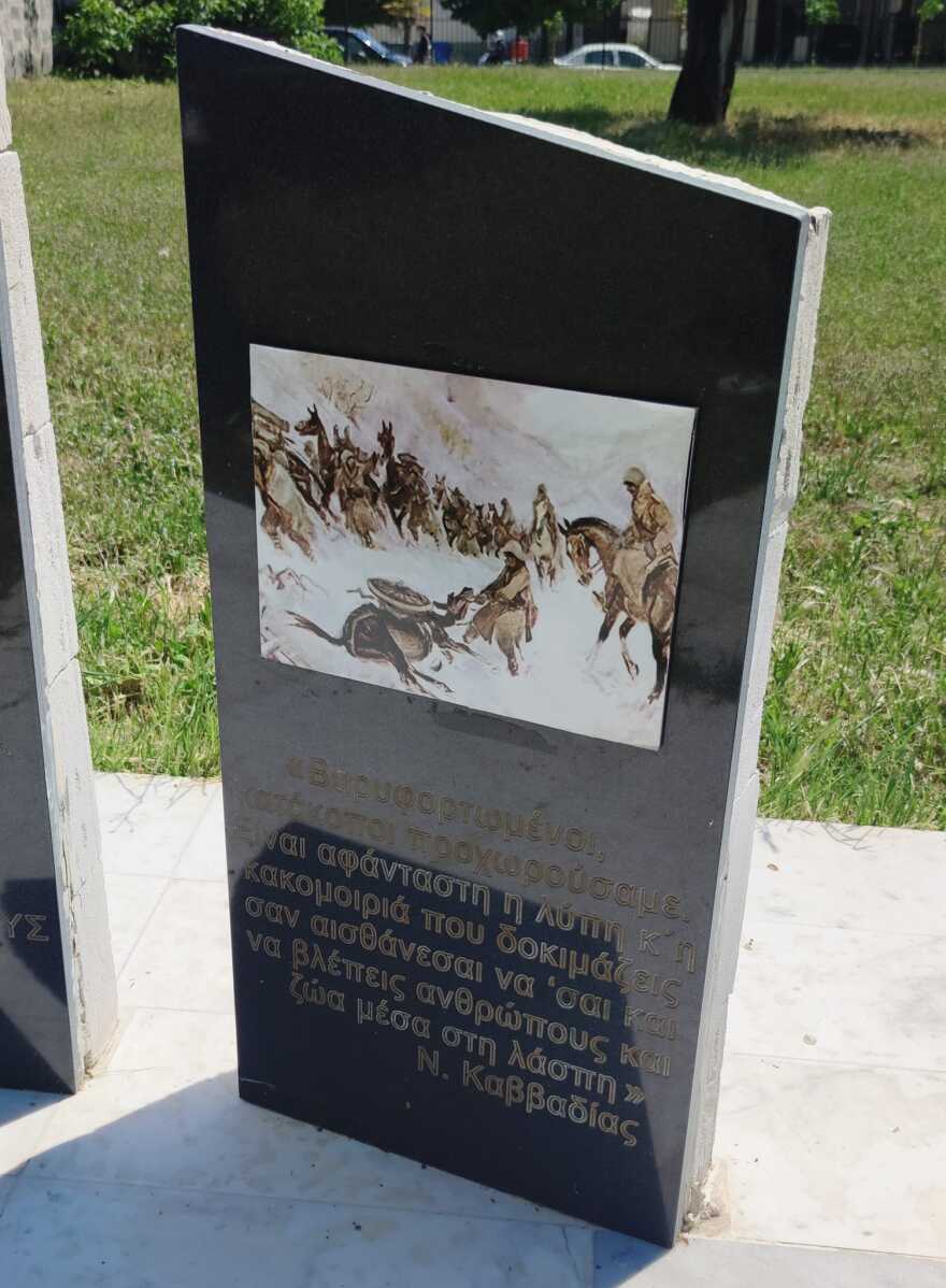 Στη Λάρισα έφτιαξαν μνημείο για τα πεσόντα... άλογα και μουλάρια: «Πολέμησες δίπλα μας νηφάλιο» - Δείτε φωτογραφίες