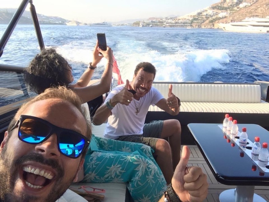 Μύκονος: Από τα σουσάδικα και τους ναργιλέδες στο συρτάκι και το σπάσιμο πιάτων