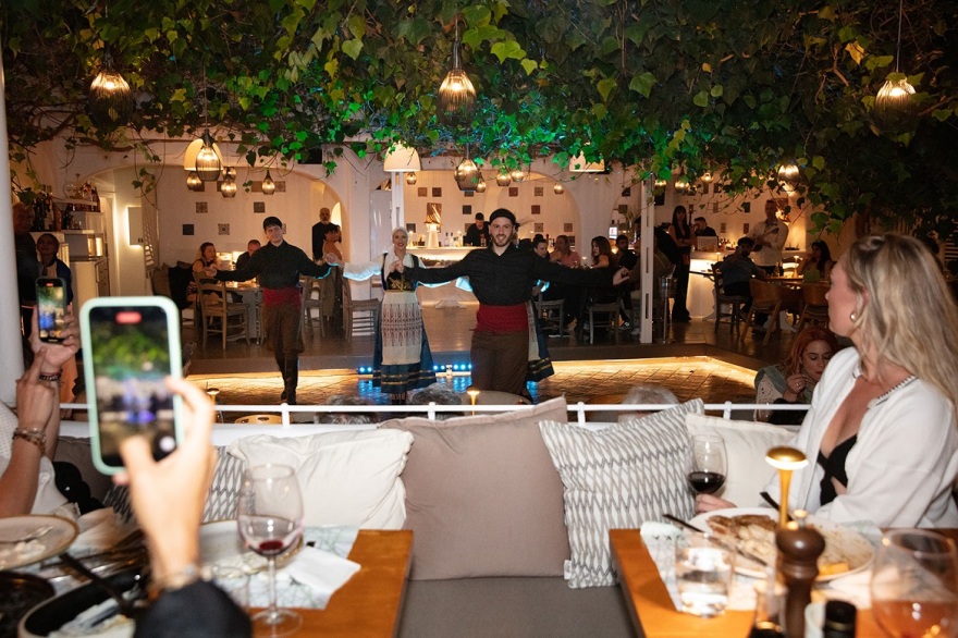 Μύκονος: Από τα σουσάδικα και τους ναργιλέδες στο συρτάκι και το σπάσιμο πιάτων