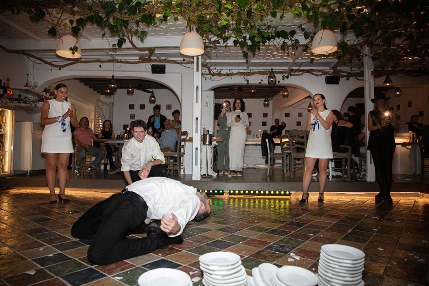 Μύκονος: Από τα σουσάδικα και τους ναργιλέδες στο συρτάκι και το σπάσιμο πιάτων