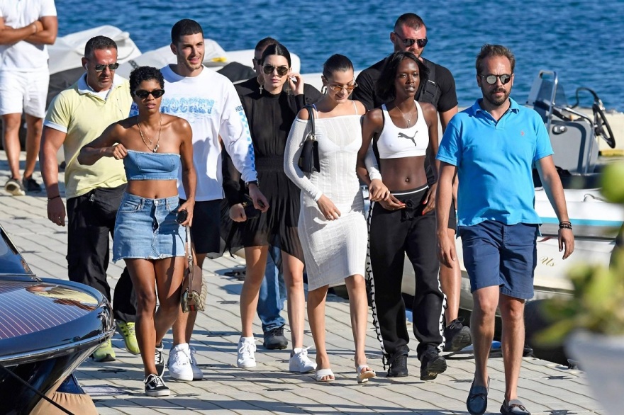 Μύκονος: Από τα σουσάδικα και τους ναργιλέδες στο συρτάκι και το σπάσιμο πιάτων