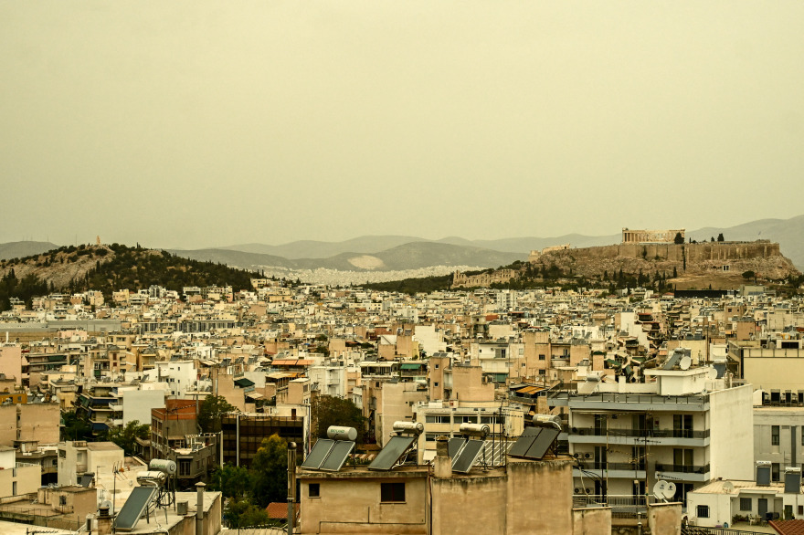 Καιρός: Αποπνικτική ατμόσφαιρα από την αφρικανική σκόνη στην Αθήνα
