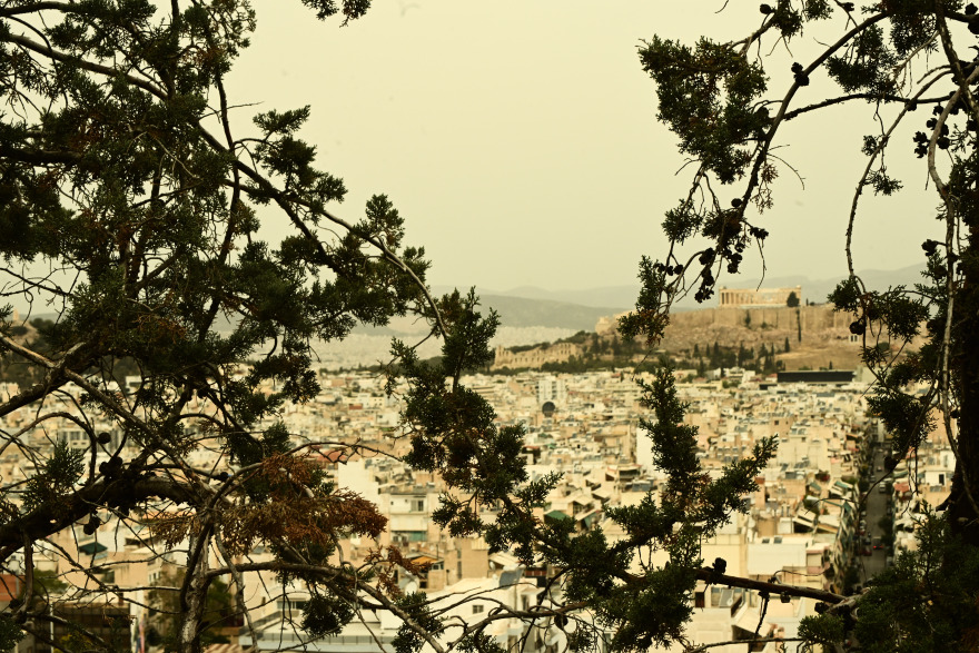 Καιρός: Αποπνικτική ατμόσφαιρα από την αφρικανική σκόνη στην Αθήνα