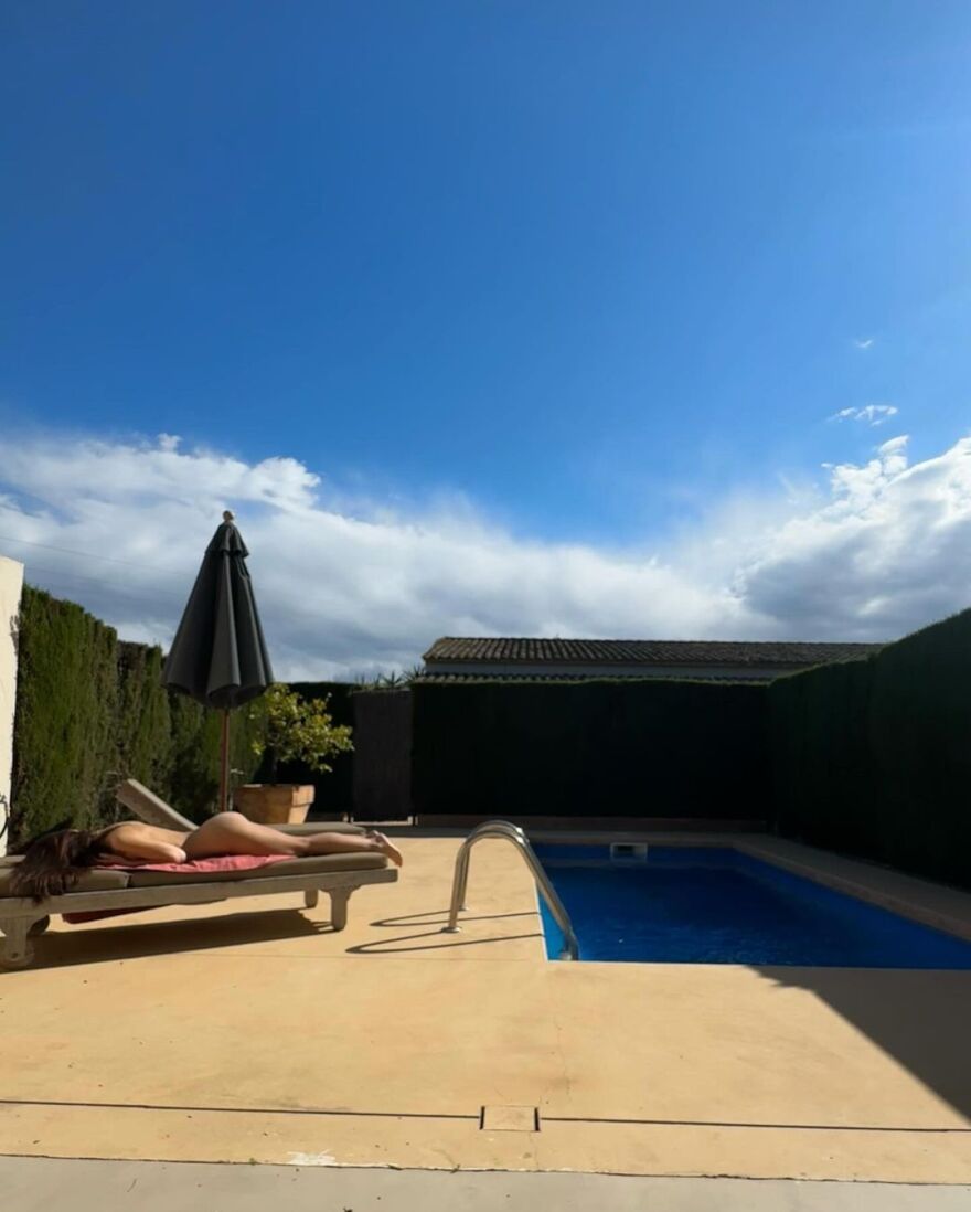 Έμιλι Ραταϊκόφσκι: Κάνει ηλιοθεραπεία γυμνή 