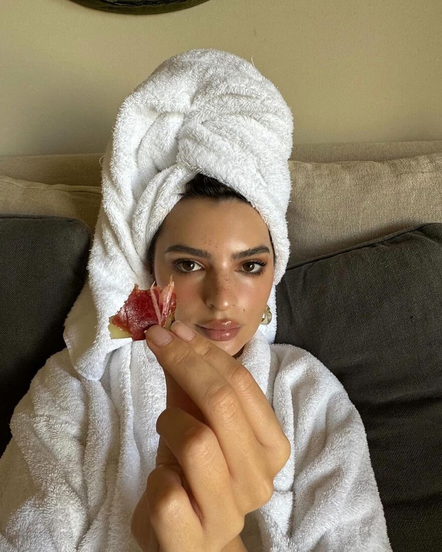 Έμιλι Ραταϊκόφσκι: Κάνει ηλιοθεραπεία γυμνή 