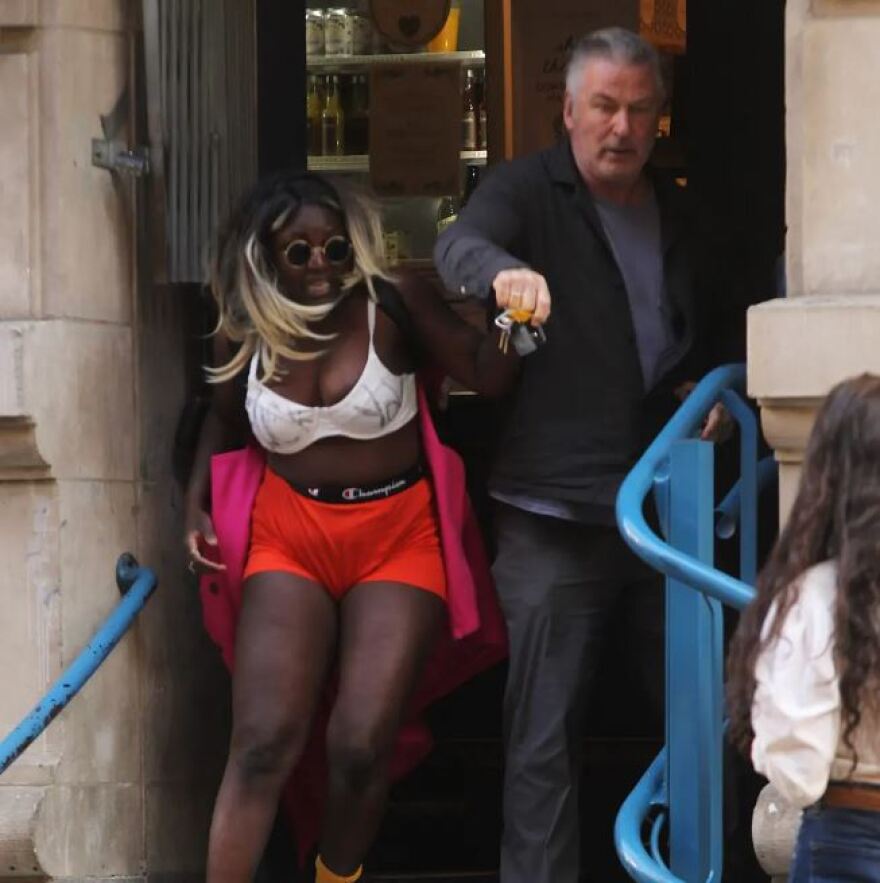 Άλεκ Μπάλντουιν: Νέες φωτογραφίες από το επεισόδιο με γυναίκα στη Νέα Υόρκη - Ο καβγάς συνεχίστηκε έξω από την καφετέρια