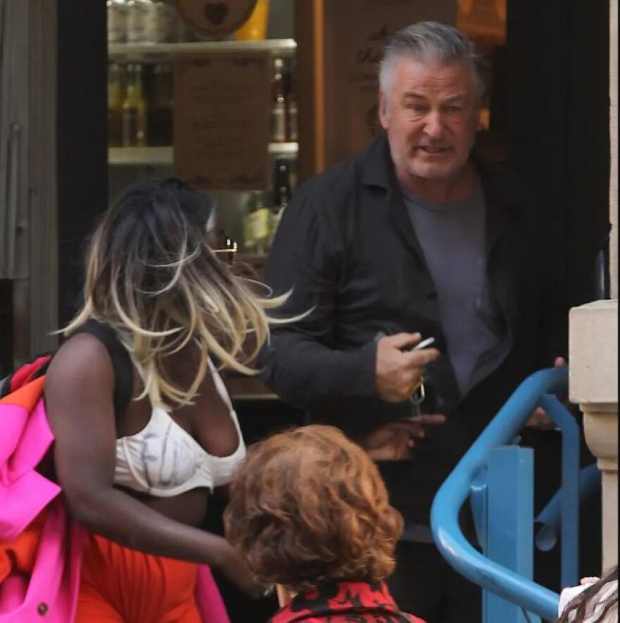 Άλεκ Μπάλντουιν: Νέες φωτογραφίες από το επεισόδιο με γυναίκα στη Νέα Υόρκη - Ο καβγάς συνεχίστηκε έξω από την καφετέρια