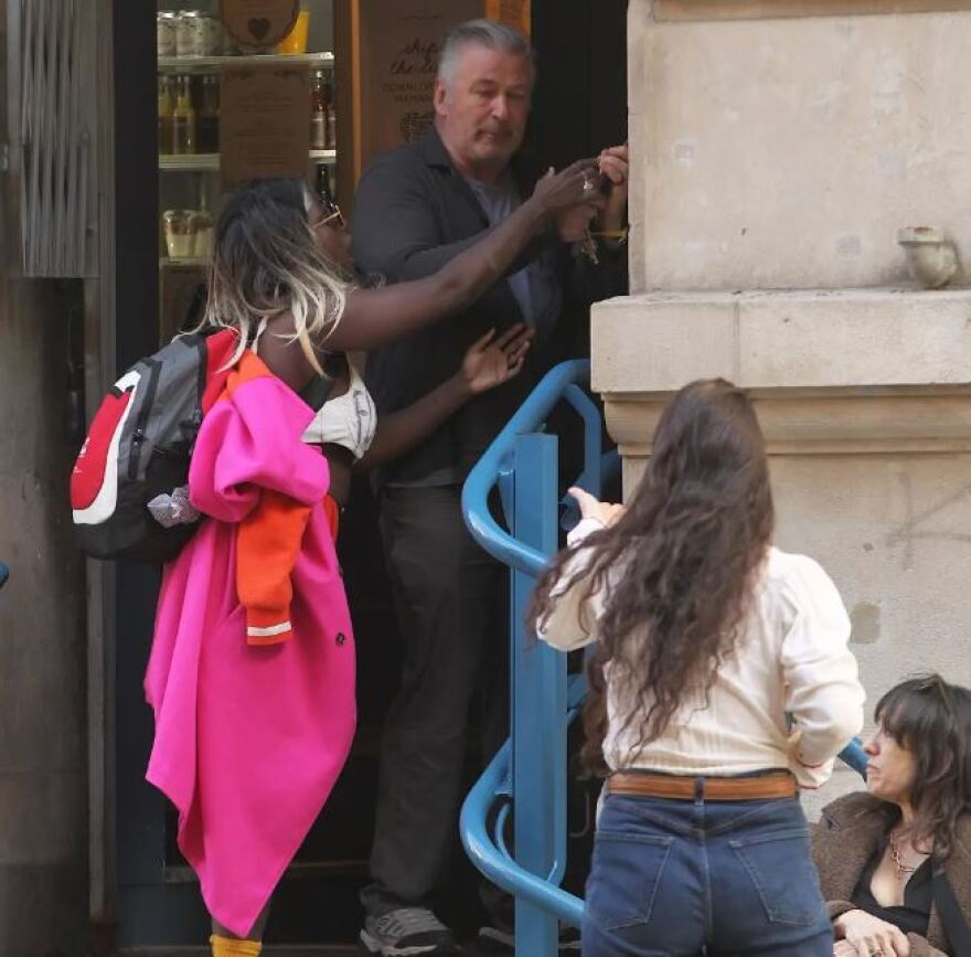 Άλεκ Μπάλντουιν: Νέες φωτογραφίες από το επεισόδιο με γυναίκα στη Νέα Υόρκη - Ο καβγάς συνεχίστηκε έξω από την καφετέρια