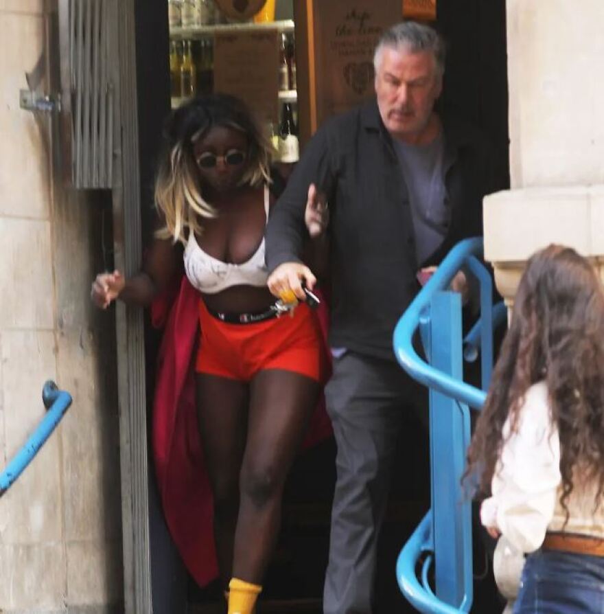 Άλεκ Μπάλντουιν: Νέες φωτογραφίες από το επεισόδιο με γυναίκα στη Νέα Υόρκη - Ο καβγάς συνεχίστηκε έξω από την καφετέρια