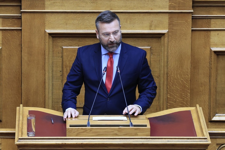 Βουλή: Συνελήφθη ο Κωνσταντίνος Φλώρος για την επίθεση στον Βασίλη Γραμμένο της Ελληνικής Λύσης