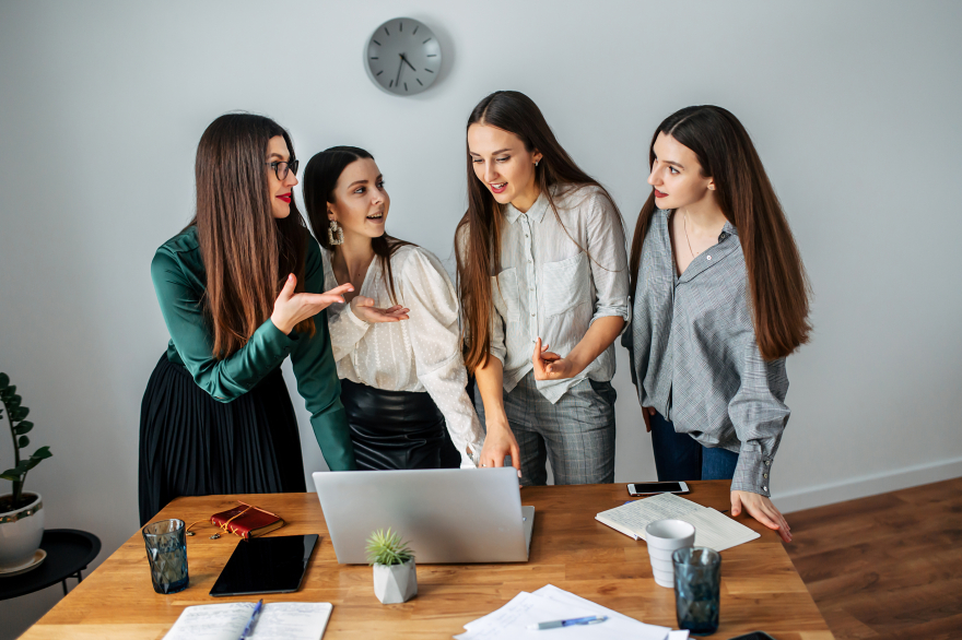Μπορούν τελικά όντως να συγχρονιστούν οι περίοδοι των γυναικών; Τι λένε οι ειδικοί για τη δημοφιλή θεωρία