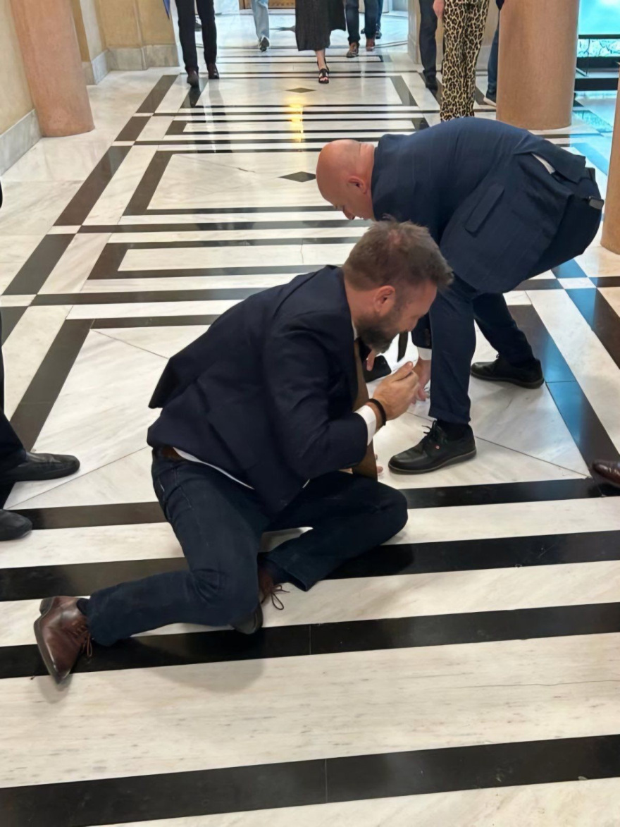 Βουλή: Συνελήφθη ο Κωνσταντίνος Φλώρος για την επίθεση στον Βασίλη Γραμμένο της Ελληνικής Λύσης