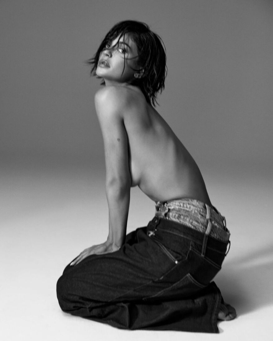 Κάιλι Τζένερ: Ποζάρει τόπλες στο Instagram