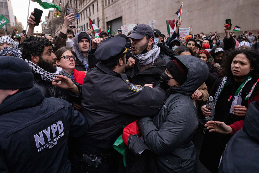 Τι συμβαίνει στο Κολούμπια: Χάος για τη Γάζα με συγκρούσεις και σε άλλα πανεπιστήμια - Ποιοι είναι οι διαδηλωτές