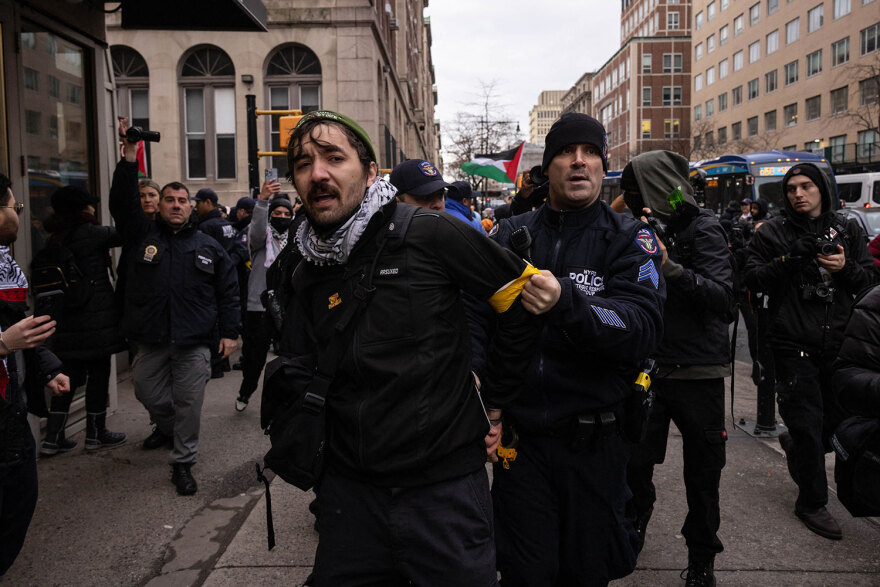 Τι συμβαίνει στο Κολούμπια: Χάος για τη Γάζα με συγκρούσεις και σε άλλα πανεπιστήμια - Ποιοι είναι οι διαδηλωτές