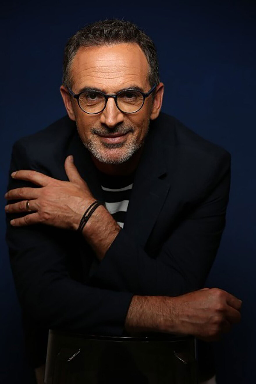 «Κρασί από τα χείλη σου»: Διαβάστε πρώτοι απόσπασμα από το νέο βιβλίο του Κώστα Κρομμύδα