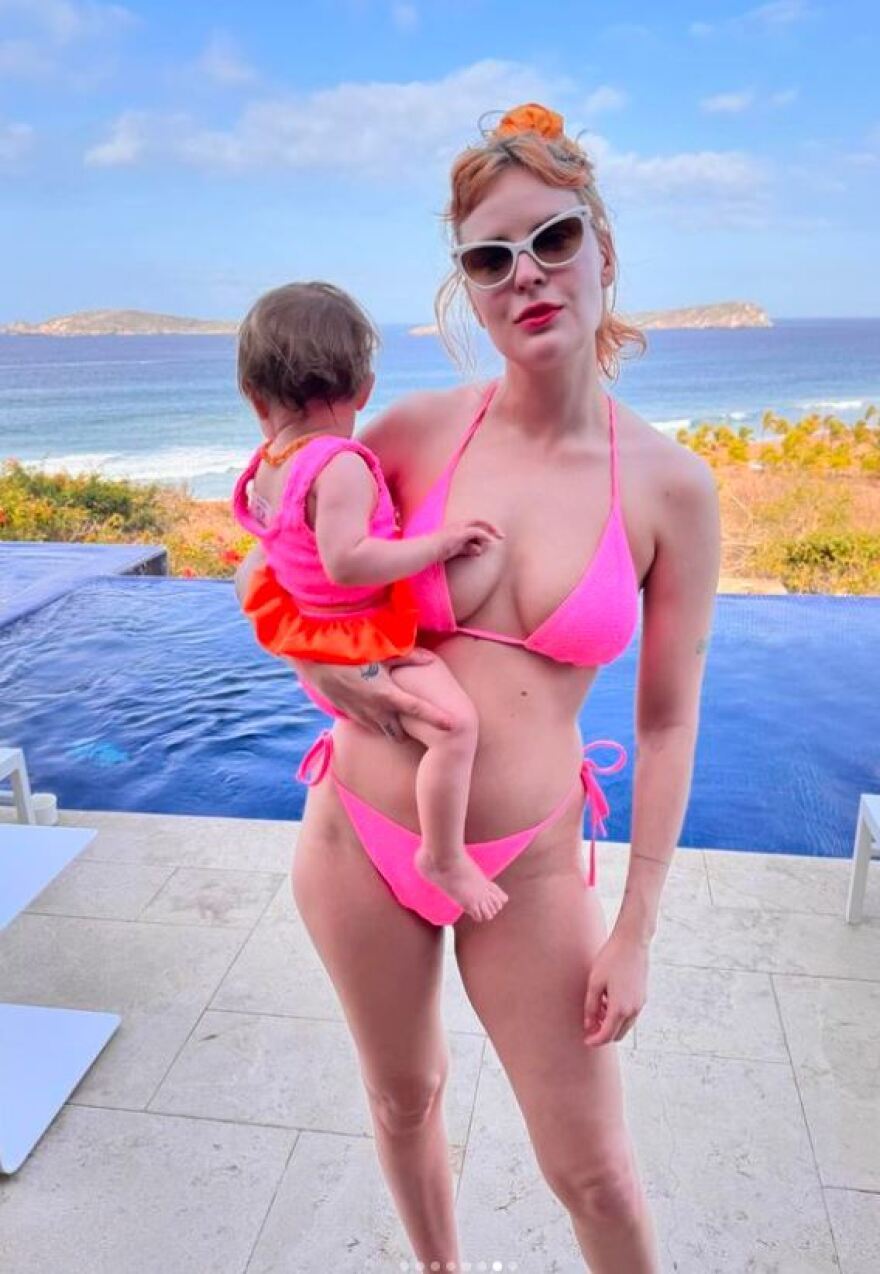 Ντέμι Μουρ - Μπρους Γουίλις: Οι κόρες τους ποζάρουν με ροζ μαγιό