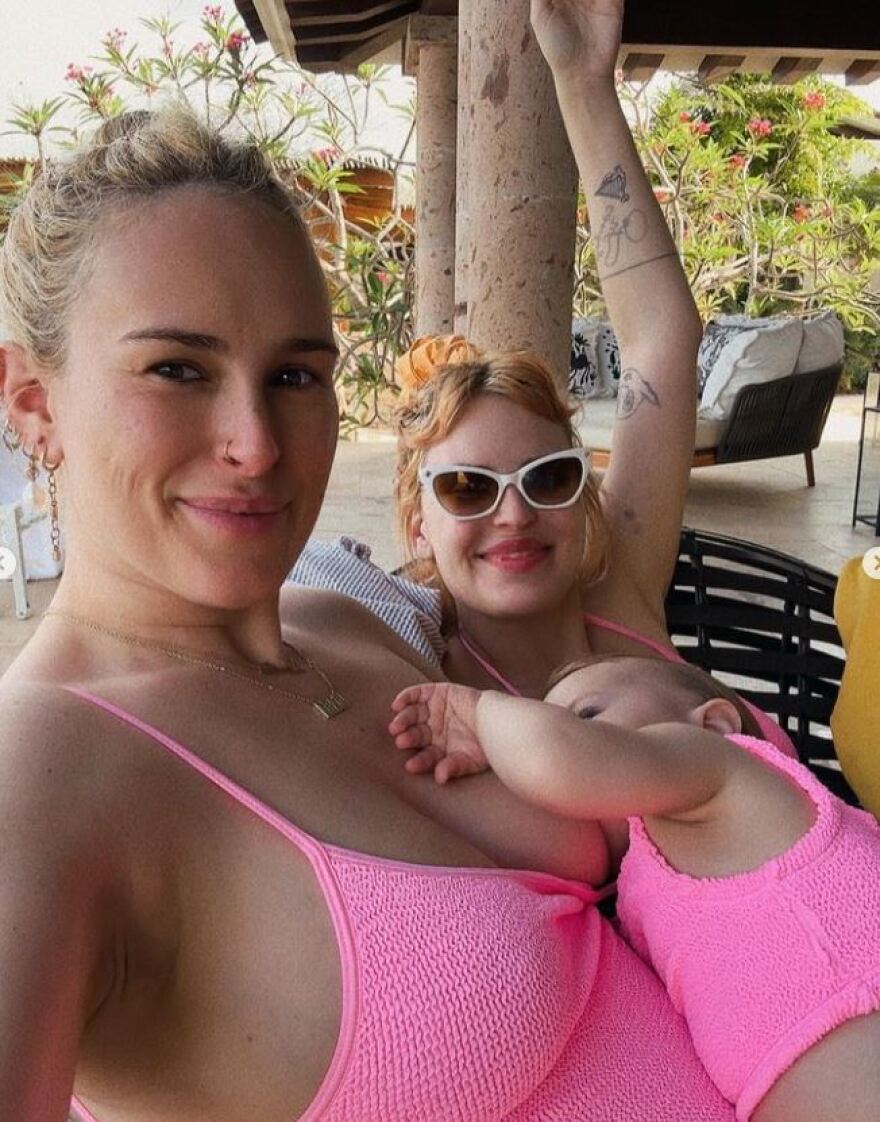 Ντέμι Μουρ - Μπρους Γουίλις: Οι κόρες τους ποζάρουν με ροζ μαγιό