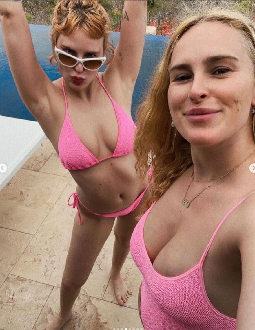 Ντέμι Μουρ - Μπρους Γουίλις: Οι κόρες τους ποζάρουν με ροζ μαγιό