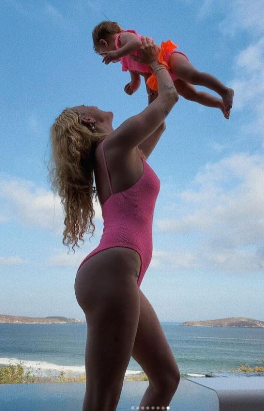 Ντέμι Μουρ - Μπρους Γουίλις: Οι κόρες τους ποζάρουν με ροζ μαγιό