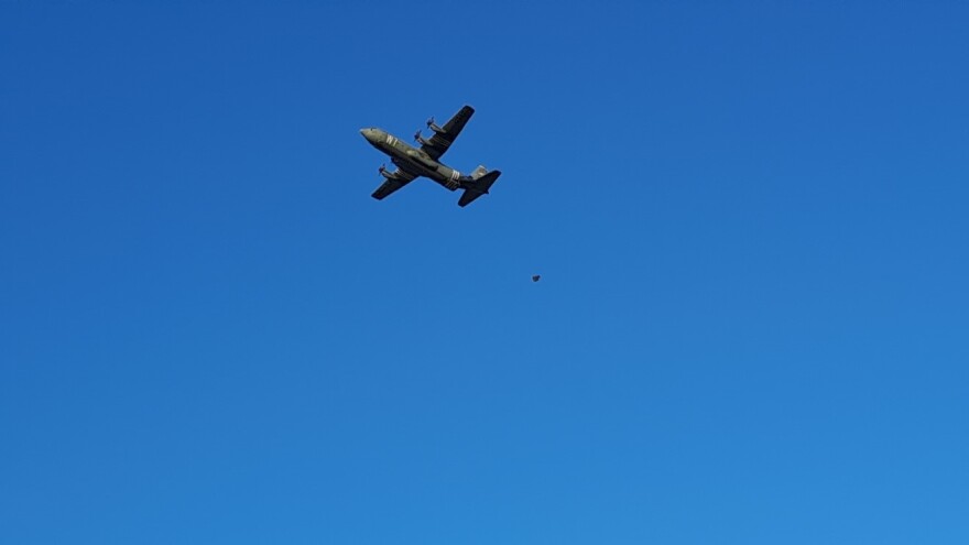 Εντυπωσιακές φωτογραφίες: Έλληνες και Αμερικανοί κομάντο πραγματοποιούν άλματα ελεύθερης πτώσης