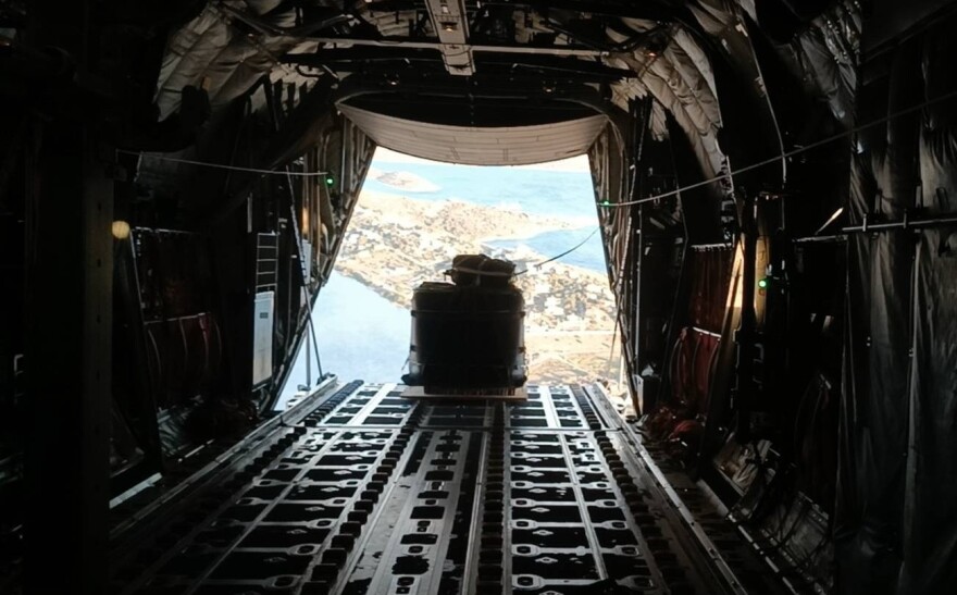 Εντυπωσιακές φωτογραφίες: Έλληνες και Αμερικανοί κομάντο πραγματοποιούν άλματα ελεύθερης πτώσης