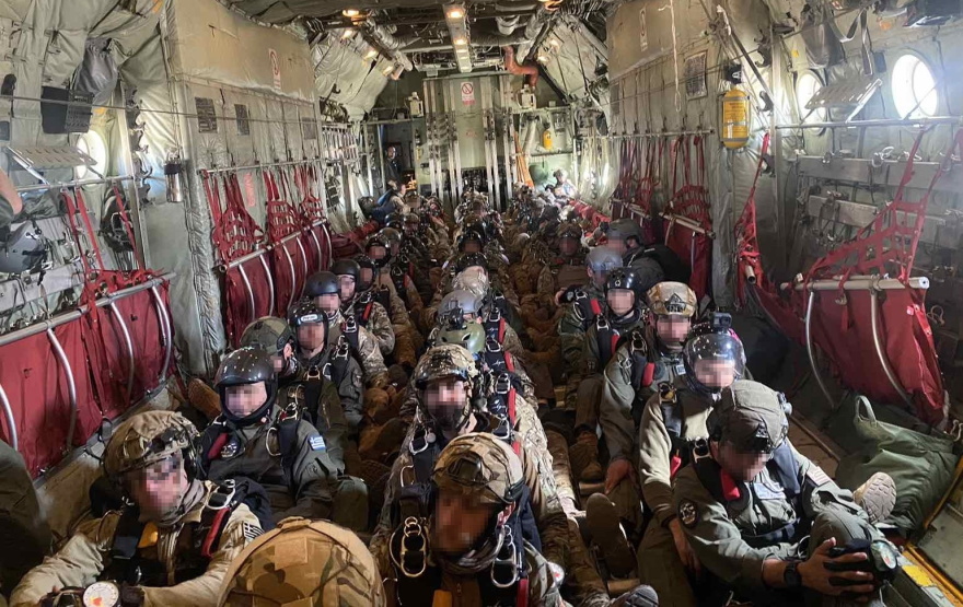 Εντυπωσιακές φωτογραφίες: Έλληνες και Αμερικανοί κομάντο πραγματοποιούν άλματα ελεύθερης πτώσης