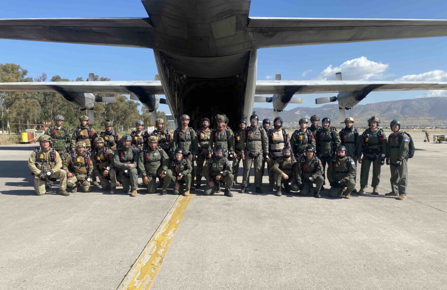 Εντυπωσιακές φωτογραφίες: Έλληνες και Αμερικανοί κομάντο πραγματοποιούν άλματα ελεύθερης πτώσης