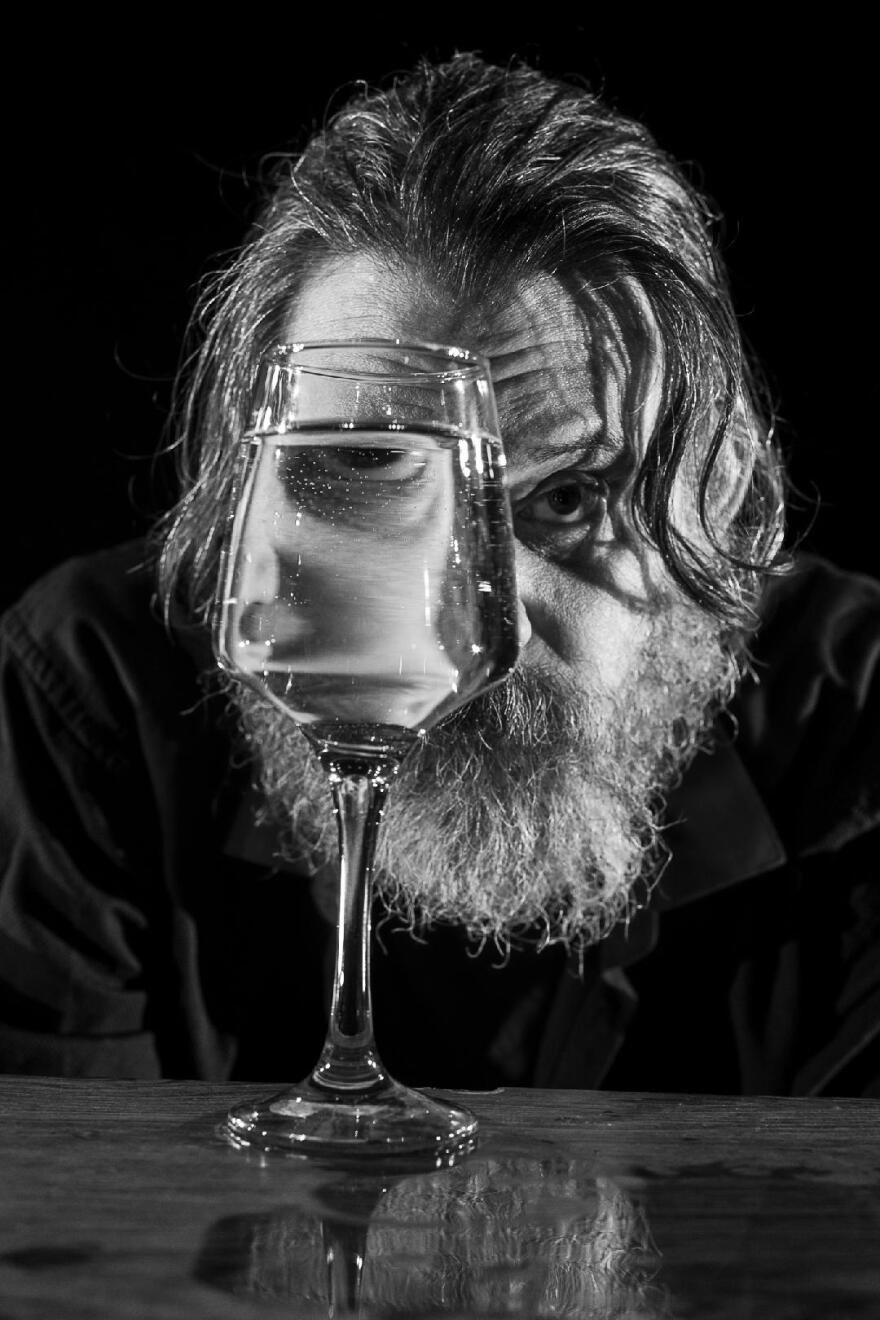 Γιάννος Περλέγκας: Ο γνωστός ηθοποιός στους «Βατράχους» του Αριστοφάνη με ακροβάτες και χορευτές