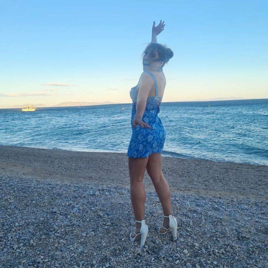 Μελίνα Μακρή: Γιορτάζει τα γενέθλιά της με τακούνια στην παραλία