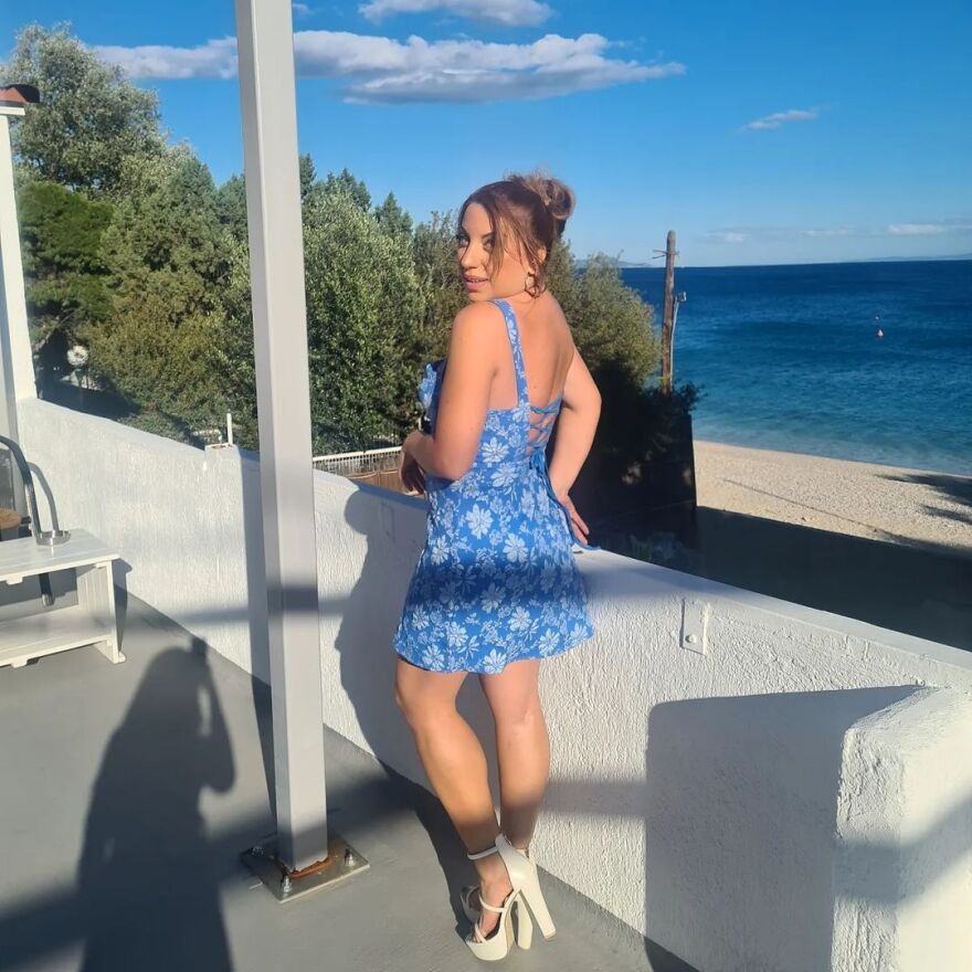 Μελίνα Μακρή: Γιορτάζει τα γενέθλιά της με τακούνια στην παραλία