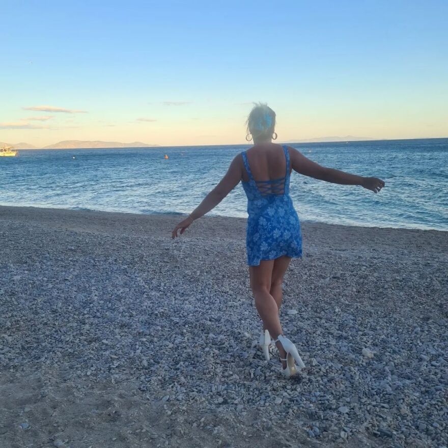 Μελίνα Μακρή: Γιορτάζει τα γενέθλιά της με τακούνια στην παραλία