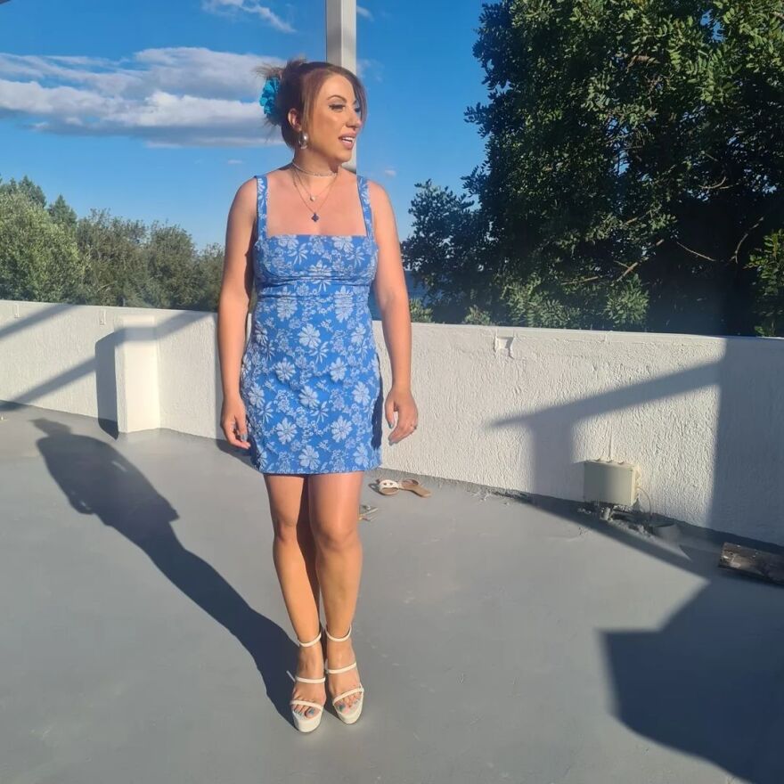 Μελίνα Μακρή: Γιορτάζει τα γενέθλιά της με τακούνια στην παραλία