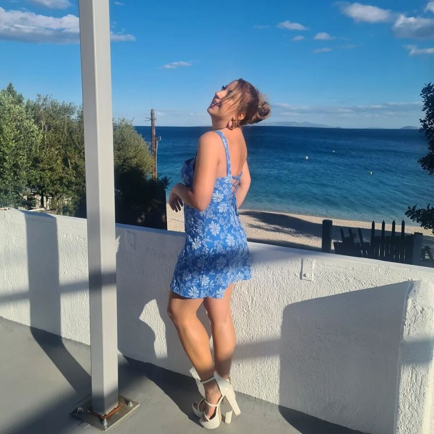 Μελίνα Μακρή: Γιορτάζει τα γενέθλιά της με τακούνια στην παραλία