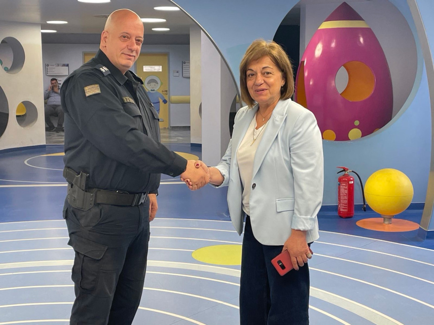 Δώρα σε παιδιά θύματα ενδοοικογενειακής βίας από το ΑΤ Νίκαιας